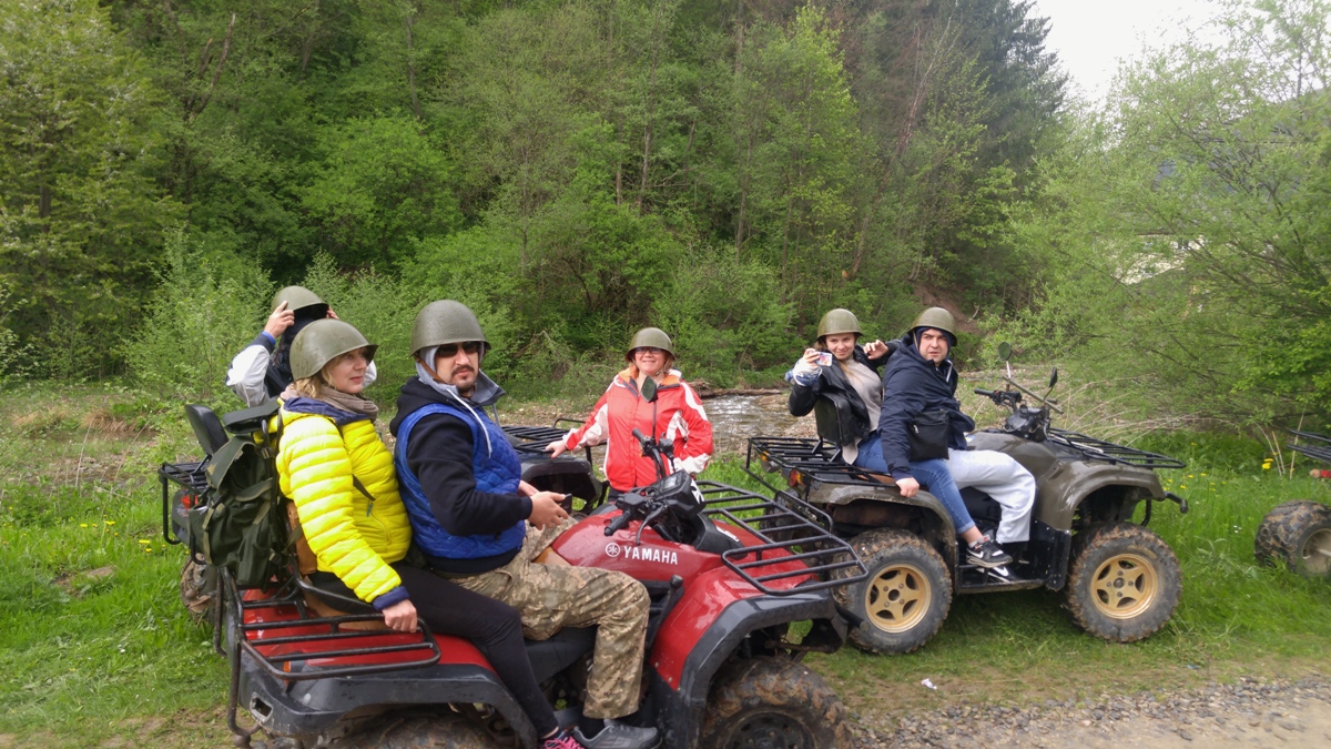 Учасники проекту Viva! Переможці відвідали карпатські водоспади